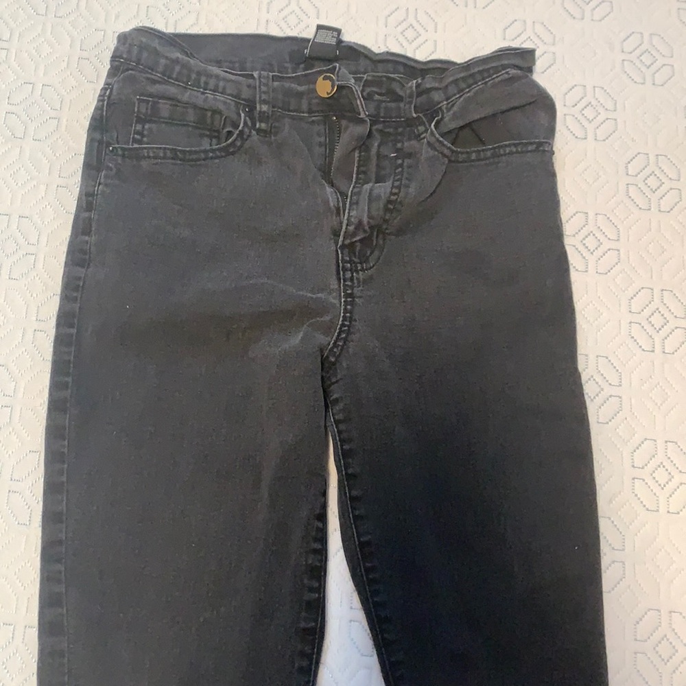 It is black super skinny! It’s cute!